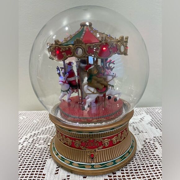 2006’ Circa🎄 Christmas musical melody globe🎄Christmas decorations🎄Carousel - Picture 1 of 11